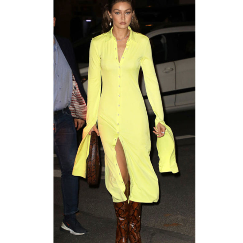 إطلالة GWYNETH PALTROW بموضة الجمبسوت الأسود الواسع مع الأقمشة المنسدلة بشكل عصري