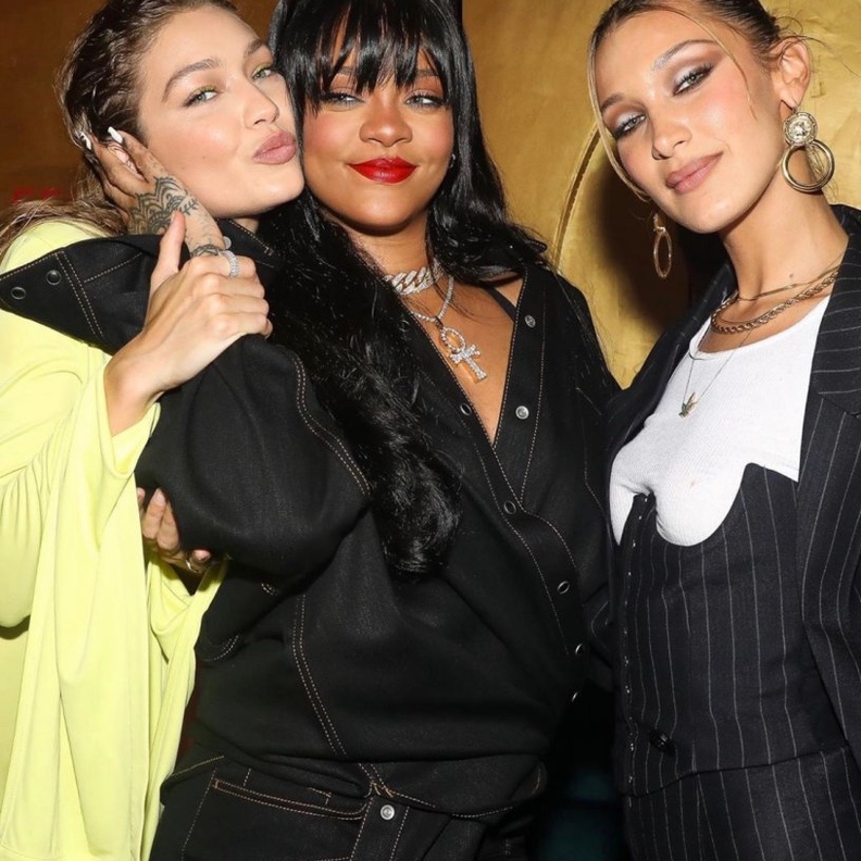 صورة باسمة تجمع بين ريهانا وجيجي وبيلا حديد في باريس