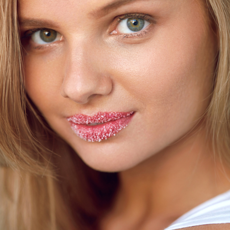 اخلطي السكر مع العسل لتقشير الشفاه