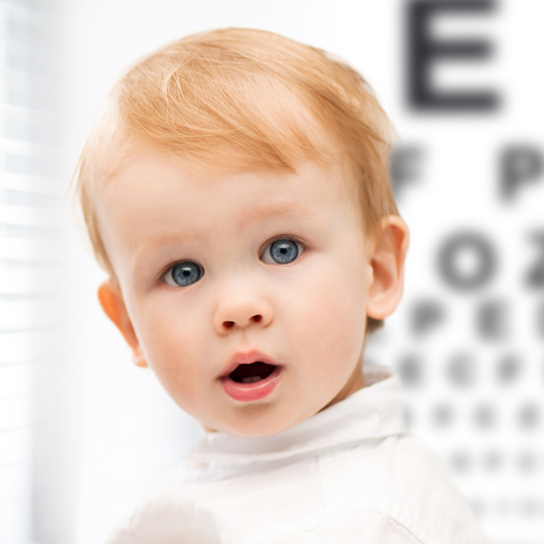 ارتداء النظارات الطبية هي الحل الأمثل لتصحيح انحراف النظر العادي