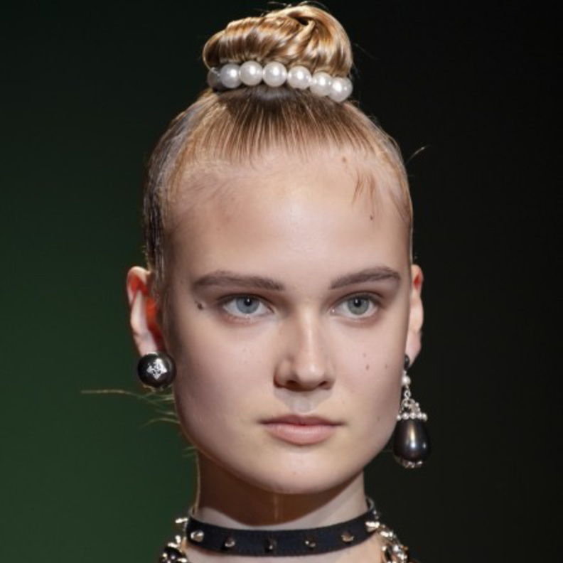  تسريحات شعر الكعكة العالية مع اللؤلؤ بأسلوب دار ‏Andrew GN