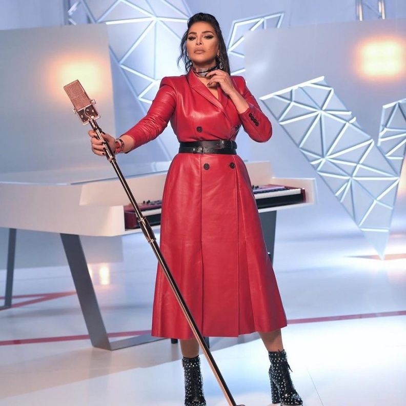 اطلالة احلام بفستان جلد احمر مع حزام خصر