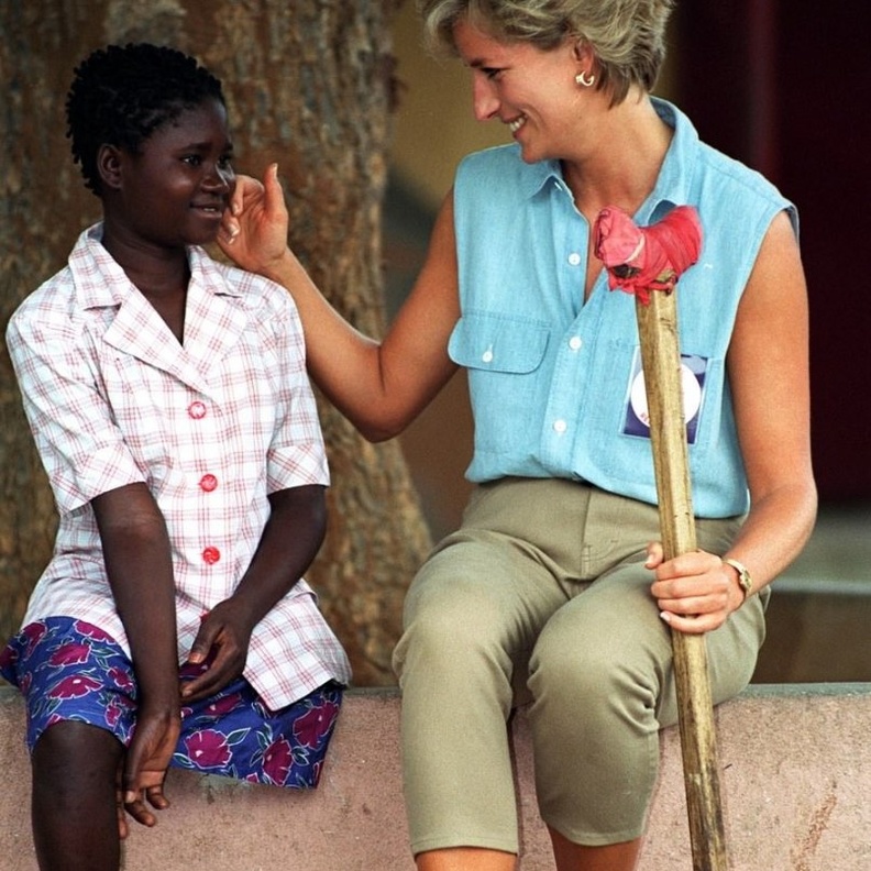 الأمير هاري يقابل ضحية الألغام التي كانت سبب في بكاء والدته الراحلة الأميرة ديانا