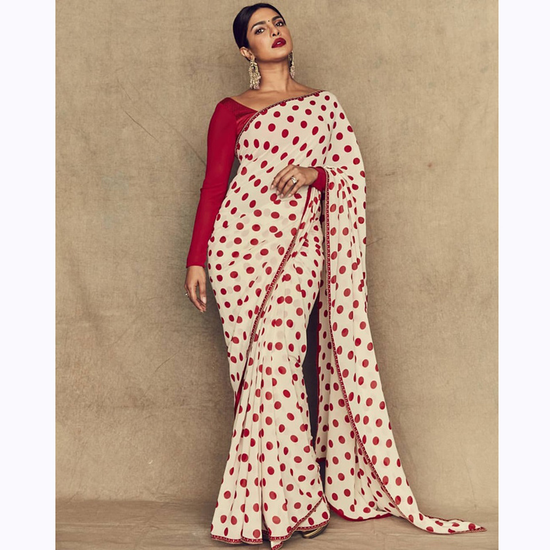 بريانكا شوبرا تحيي التقاليد الهندية بإطلالتها الأخيرة بموضة الساري