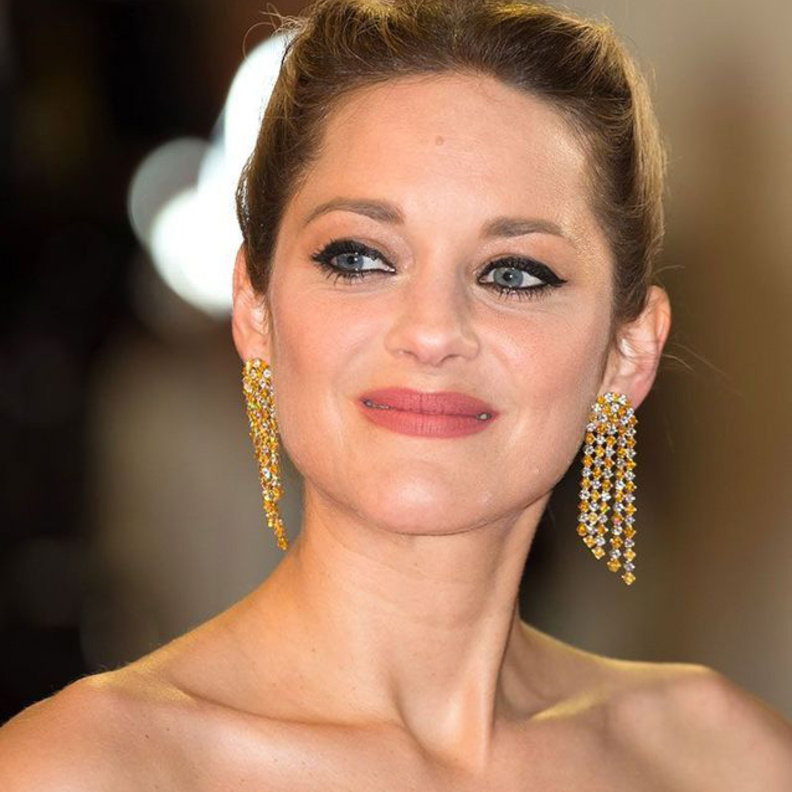 ماريون كوتيارد ترتدي أقراط طويلة من شوبارد Chopard 