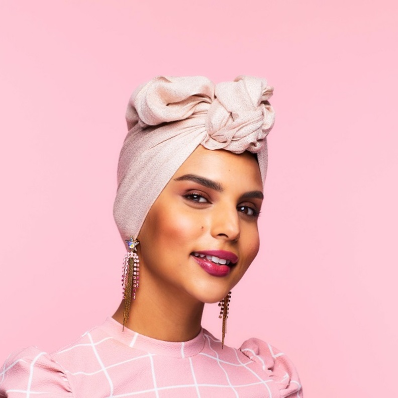 محدّد الحواجب Brow Styler من Benefit.. قلم وبودرة مُتعدّدَي الاستعمالات