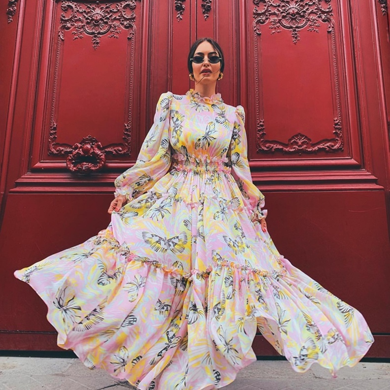 الجميلة ناتالي فنج بفستان أسود جلدي طويل وواسع مع البوتس عالي الساق