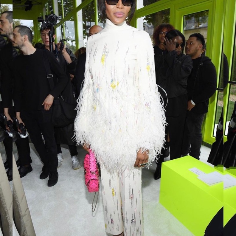 ناعومي كامبل بإطلالة مميزة في عرض فالنتينو خلال أسبوع الموضة في باريس