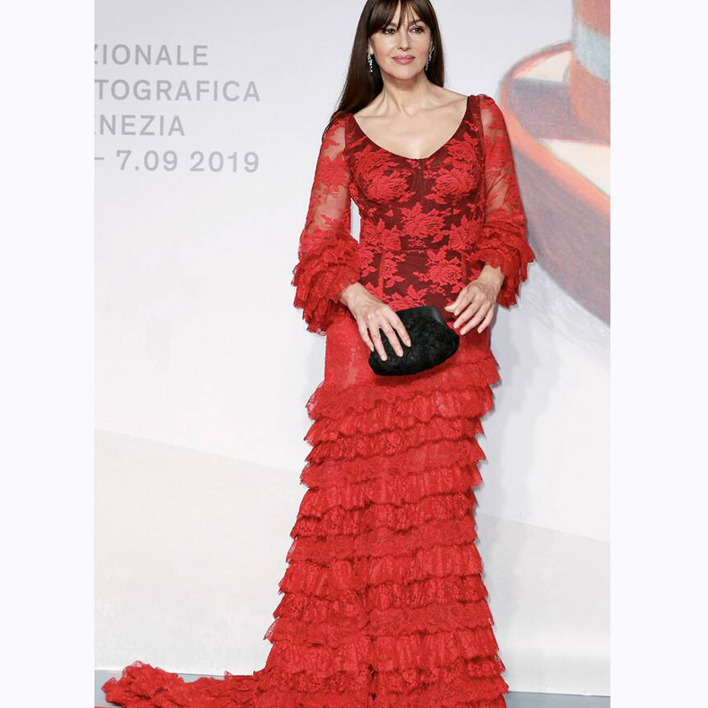 مونيكا بيلوتشي متألقة بفستان من الحرير الأسود من ديور