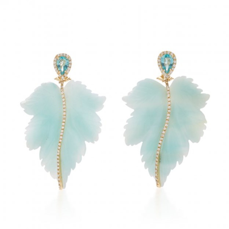 اقراط على شكل اوراق شجر بلون ازرق باستيل مزين بالماس من Casa Castro