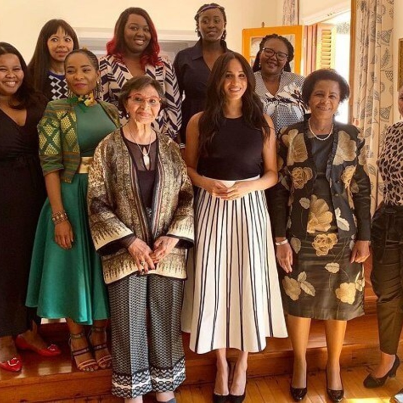 دوقة ساسيكس ظهرت في إفطار العمل الذي استضافته بتنورة أنيقة متوسطة الطول من ماركة J. Crew