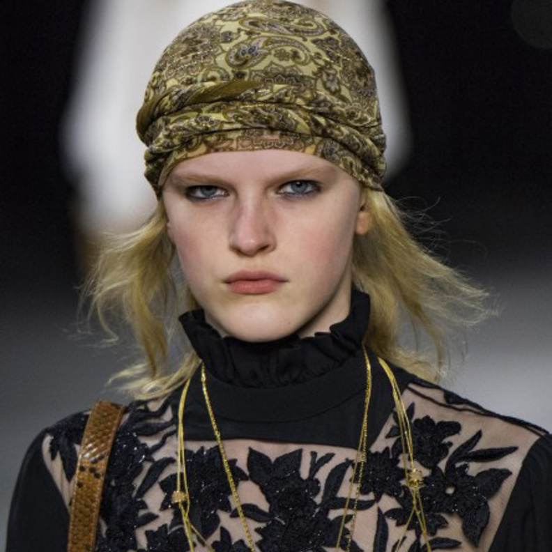 أكسسوارات شع رالقبعة البيضاء من Lanvin