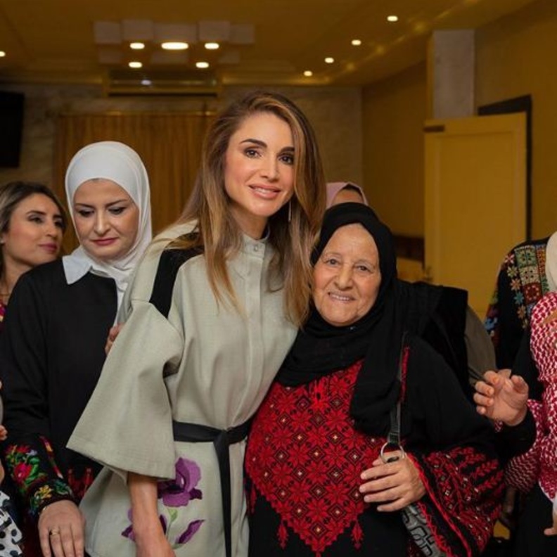 تألقت بتسريحة الشعر المنسدل على كتفيها، بينما إعتمدت ماكياجاً ترابياً ناعماً