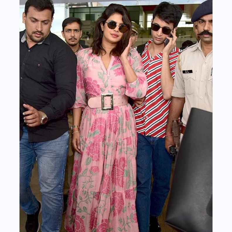  وصلت بريانكا الى مدينة Rajasthan Jaipur وقد أطلت بفستان طويل بطبعة الورود الكبيرة