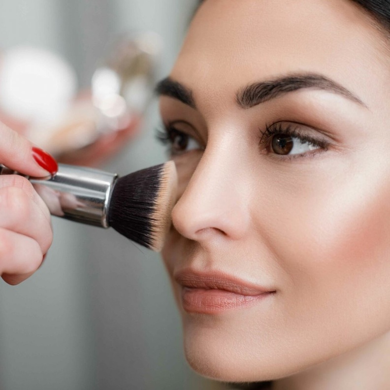 خطوات وضع مكياج بسيط للحصول على بشرة متوهجة بالصور