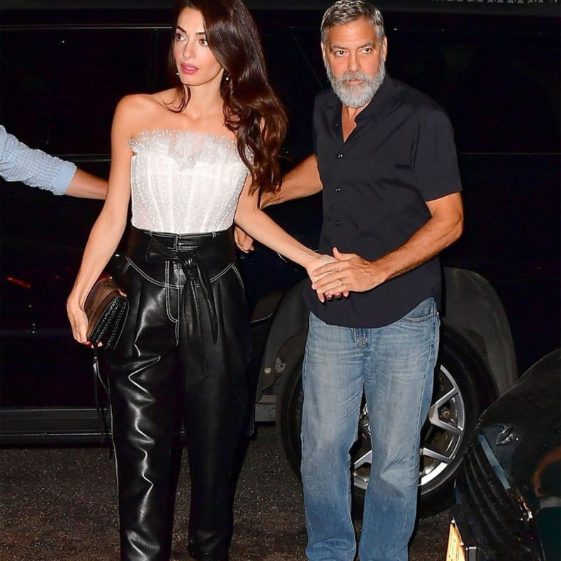اختارت أمل كلوني Amal Clooney في إطلالتها برفقة زوجها موضة الجلد الأسود بأسلوب الليغينغ