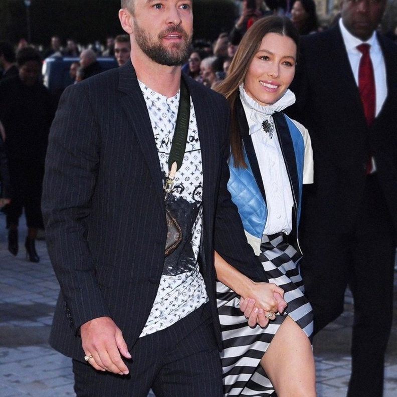 جستن تمبرليك وزوجته جيسيكا بيل بعد حضورهما عرض لوي فيتون خلال أسبوع الموضة في باريس