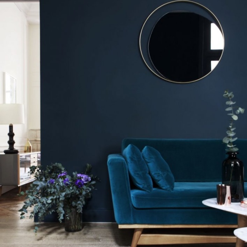 دهانات حوائط رائعة باللون الأحمر chili pepper بجانب كرسي بلون المرجان في ديكور منزلك خريف وشتاء 2020