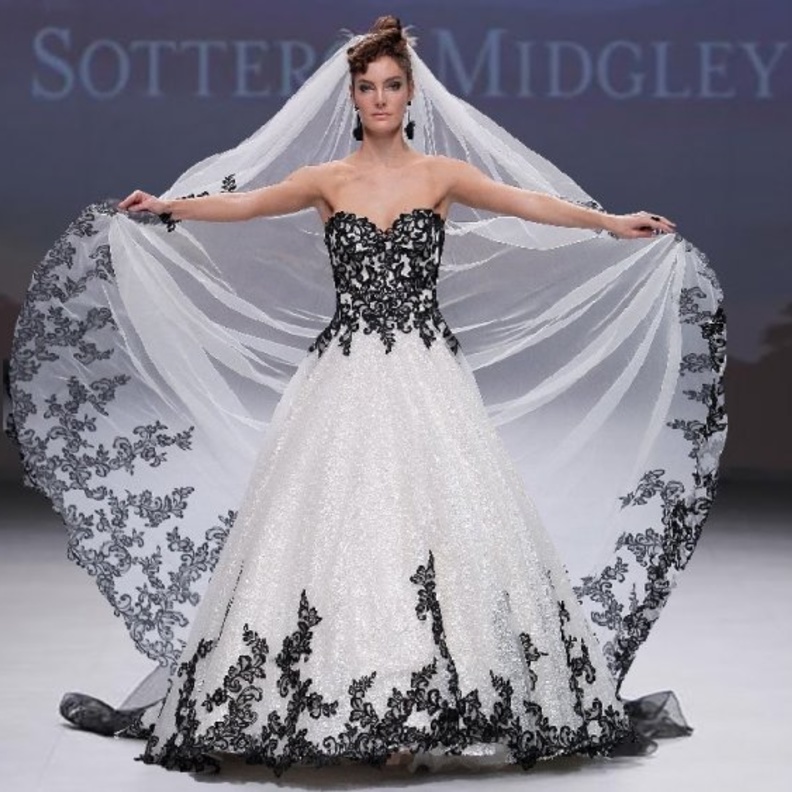 موديل أقراط الريش من أسبوع الموضة العرائسي في نيويورك