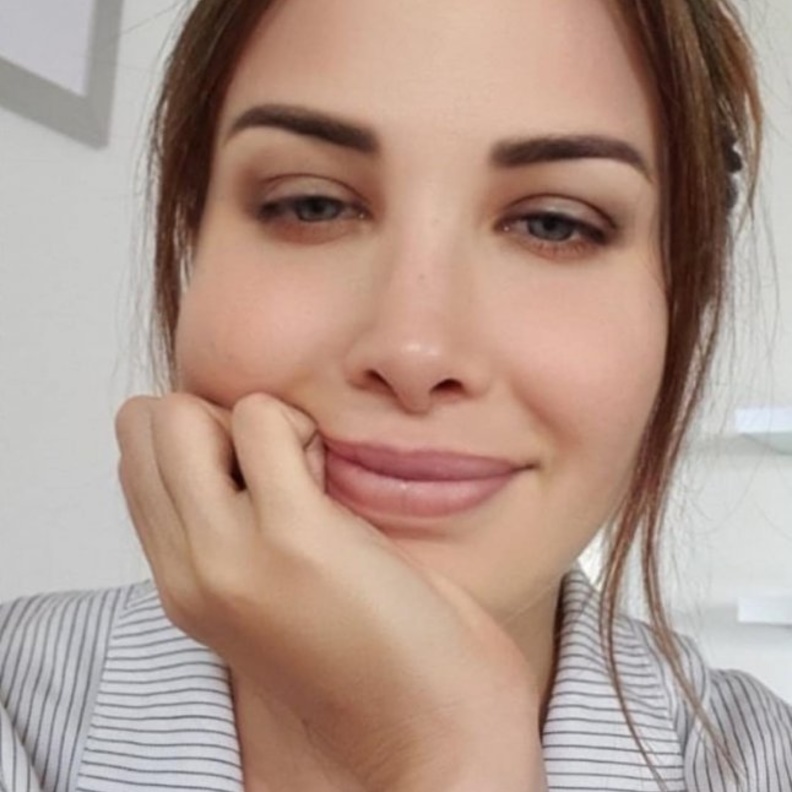  بلقيس تبرز مكياجها الطبيعي بأسلوب السلفي