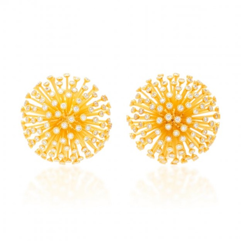 تصميم اقراط ذهب فاخرة مع حجر اسود ومرصع بالماسات الملونة من Cartier