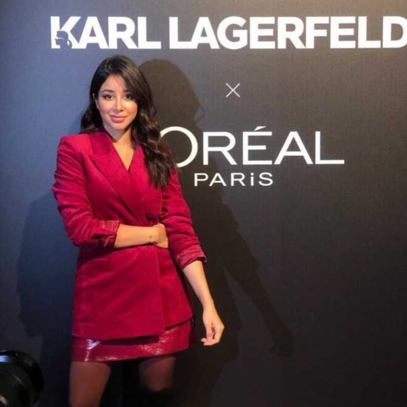 نسقت اسيل موضة الجلد بأنوثة قوية ومميزة