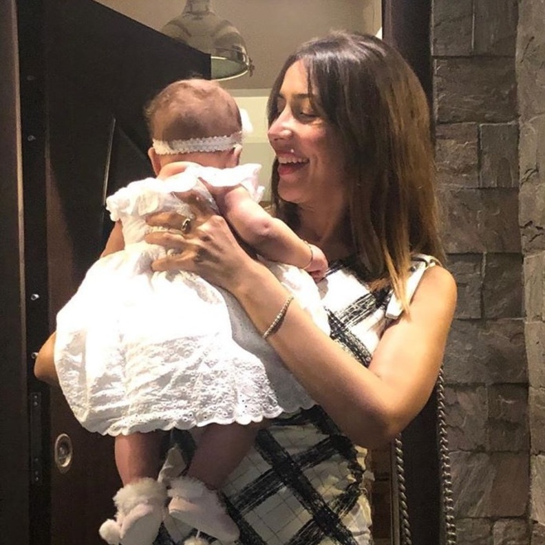 جنات نشرت فيديو وهي تغني لطفلتها