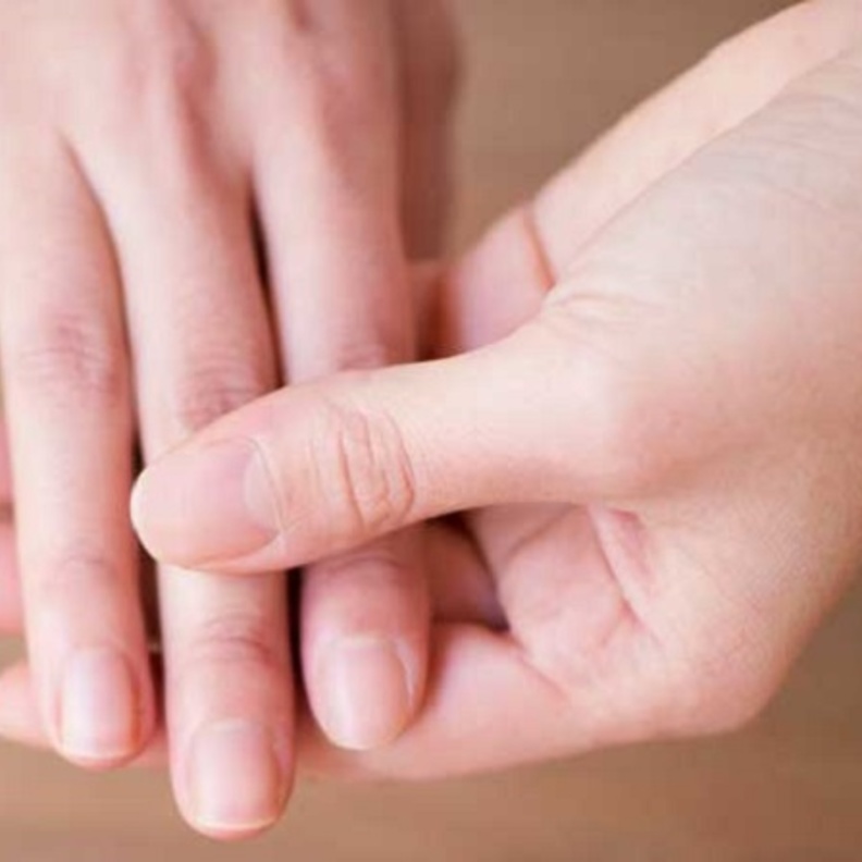 الصدفية من مسببات نقر الأظافر