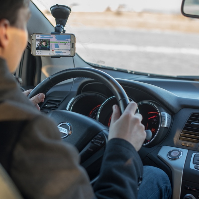 Drive Safely تطبيق جديد للهواتف لتنيه قائد السيارة لخفض حوادث المرور