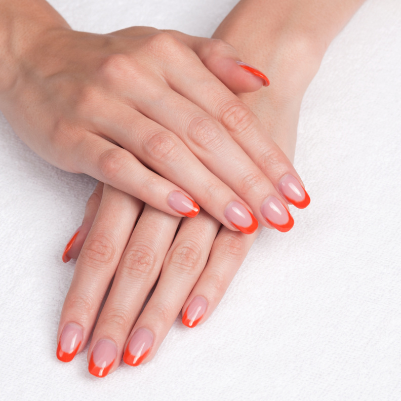 اعتمدي المناكير البرتقالي المطفي بطرق مختلفة