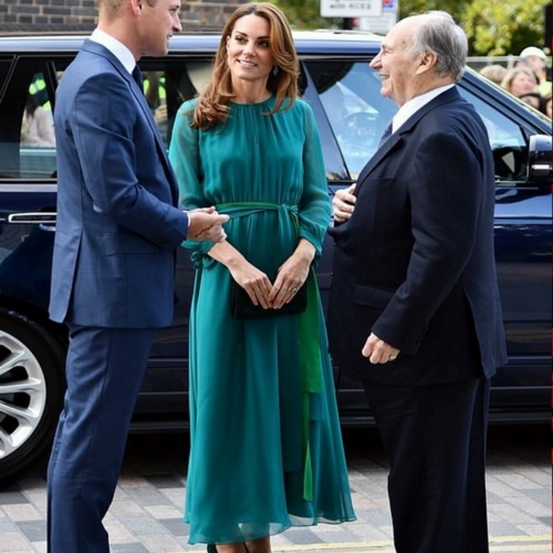 أكملت اللوك بحقيبة كلاتش وحذاء من المخمل الزيتي من Emmy London