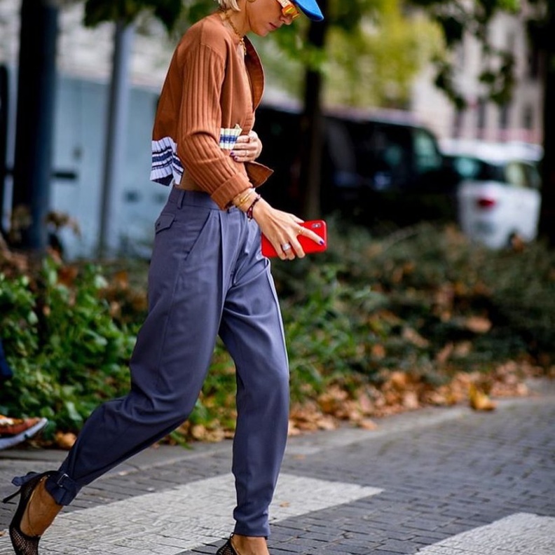 اطلالة احادية باللون الأزرق مع بوت بني طويل