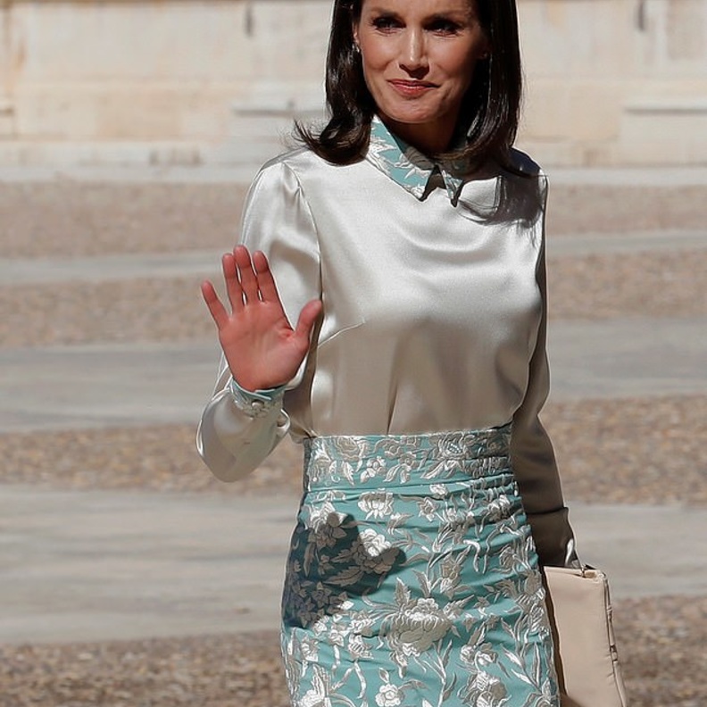 نسّقت القميص مع التنورة بالخصر العالي مع نقشة الورود