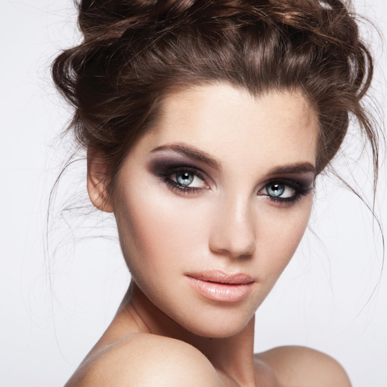 طبقي اللون الأبيض على عظمة الحاجب السفلية وعلى الزاوية الداخلية للعين