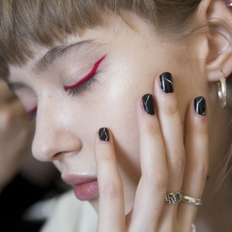  أجمل الوان الأظافر الداكنة لخريف 2019 من Alice & Olivia