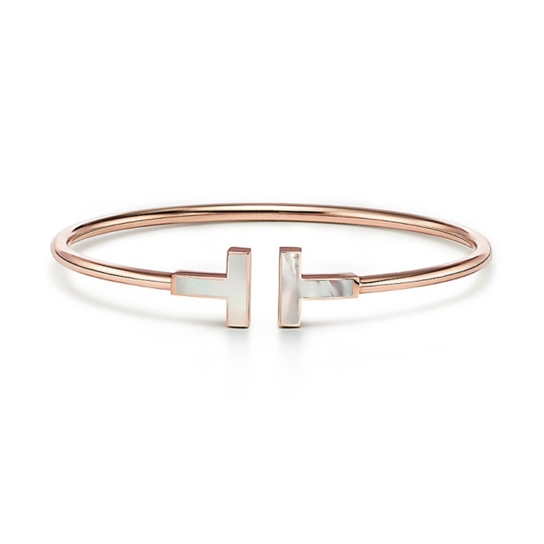 سوار ذهب من مجموعة Tiffany T مزدان بعرق اللؤلؤ.