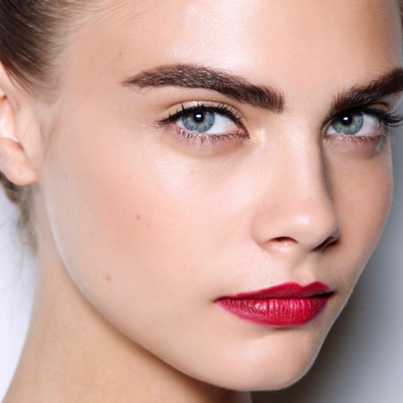 اختاري رسمات الحواجب المستقيمة والرفيعة لإطلالة رائعة وسريعة في الصباح قبل العمل