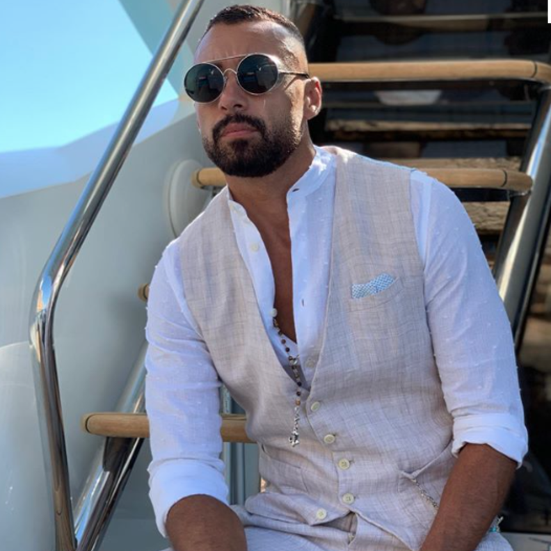 أحمد داوود باطلالة مسترخية بالبدلة الكحلية مع القميص الأبيض