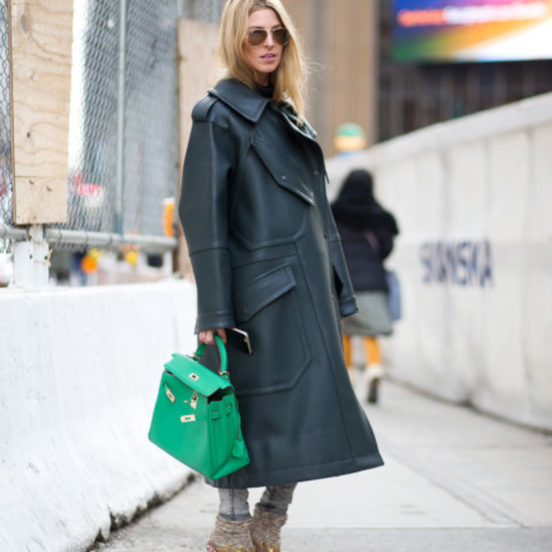 حقيبة يد باللون الأخضر الفوسفوري من Acne Studios 