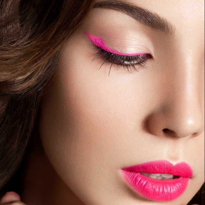 اعتمدي الآيلاينر الوردي لدعم حملة سرطان الثدي