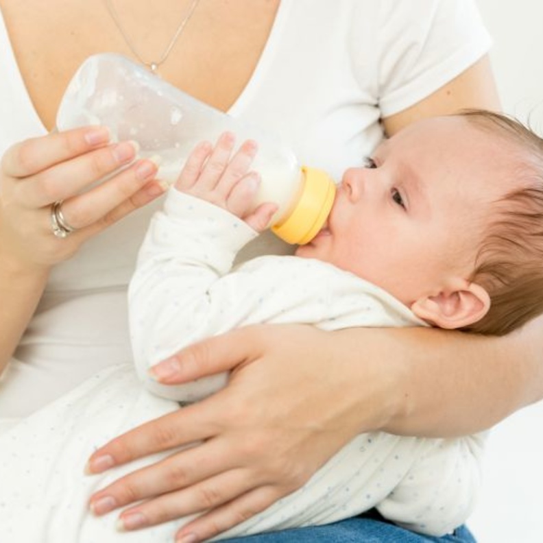أضرار الرضاعة الصناعية للطفل 