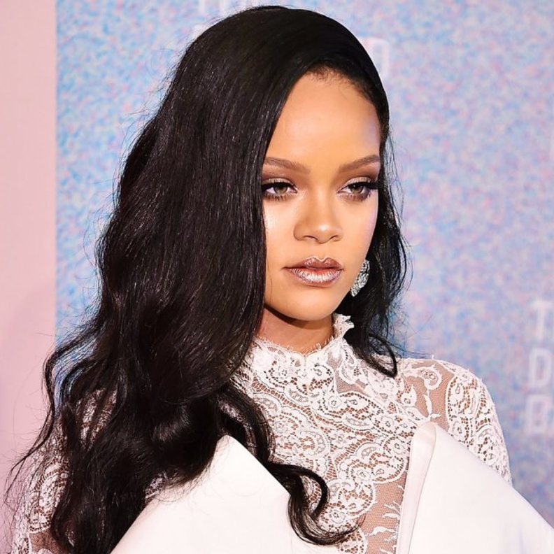 تسريحات شعر أسود طويل مع الخصل الكيرلي بأسلوب ريهانا