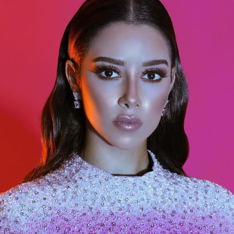 النجمة بلقيس بمكياج متلائم مع اجواء الخريف