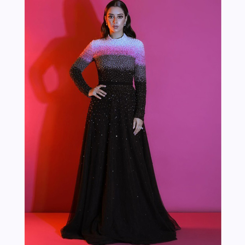 موضة الفستان الأصفر المتألق بأقمشة الحرير من اختيار بلقيس