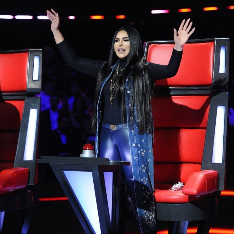 احلام تختار اكسسوارات ديور الجلدية لتكمل اطلالتها بطابع شبابي