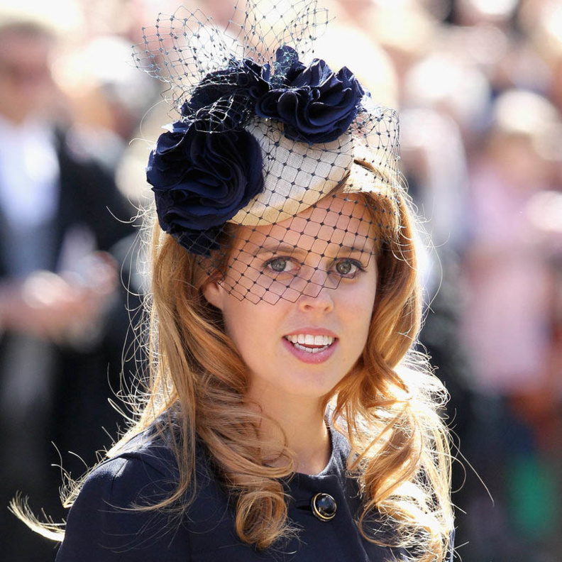 أجمل اكسسوارات شعر الأميرة بياتريس بلوني الأبيض والأسود بعد إعلان خطوبتها