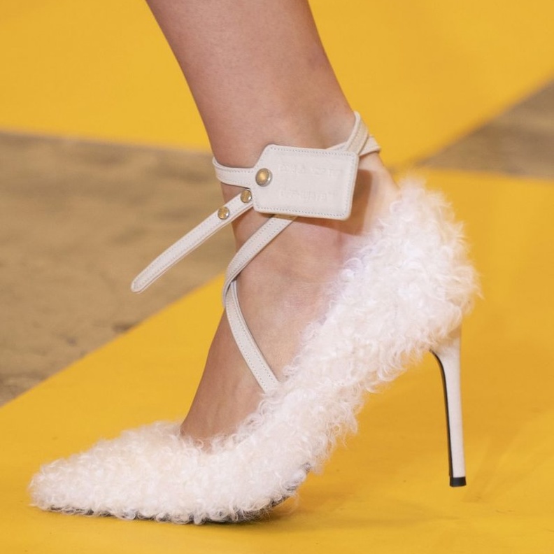 ابرز موديلات احذية شتاء 2020‏‎ ‎باللون الابيض مع قماش الكروكوديل الجلدي واللماع من ‏Tibi