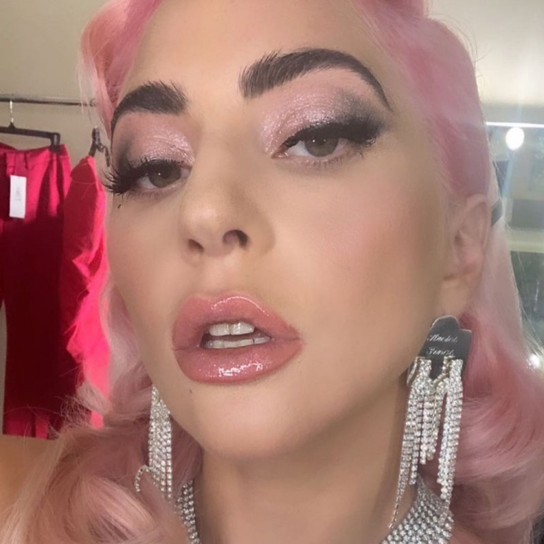 الشعر الوردي الذي اختارته ليدي غاغا في إطلالتها الأخيرة