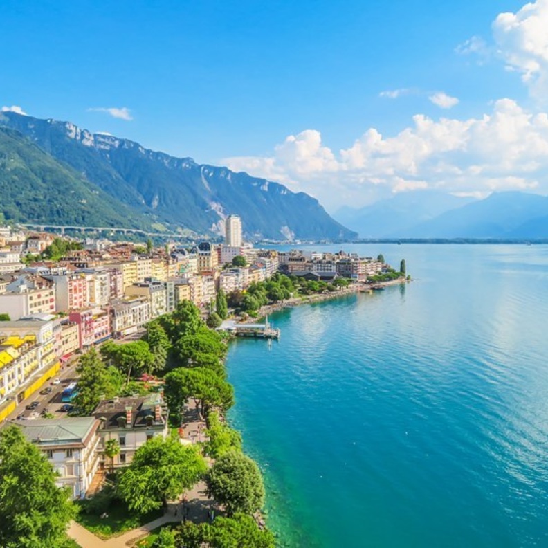 إنترلاكن تتميز بلدة إنترلاكن بموقعها المميز بين بحيرتين، بحيرة ثون (Lake Thun) وبحيرة برينز (Lake Brienz)