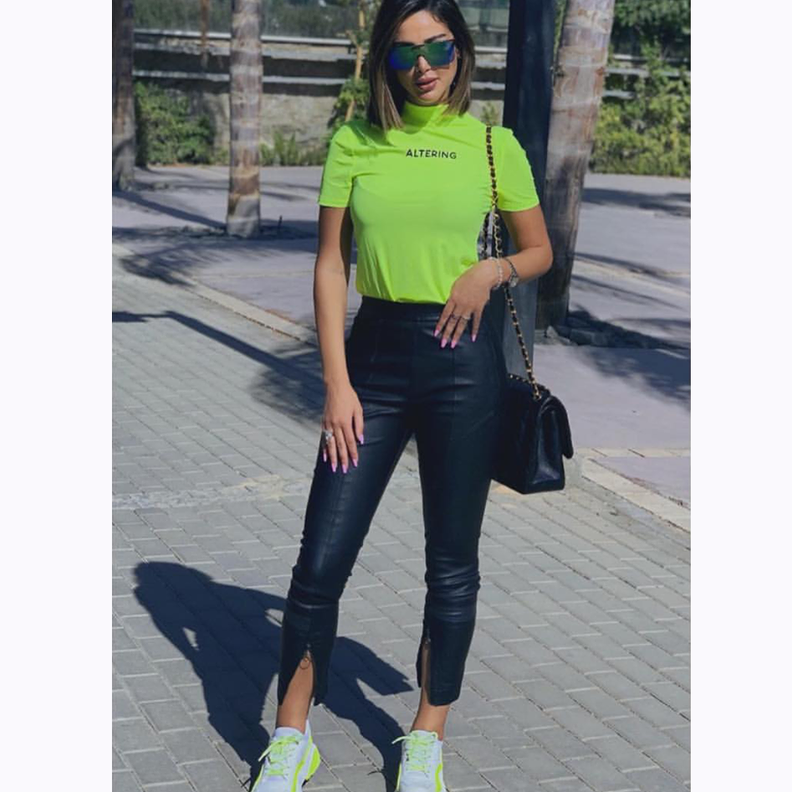 إطلالة رياضية للجميلة بسمة بوسيل مع الشورت والسويت شيرت الواسعة